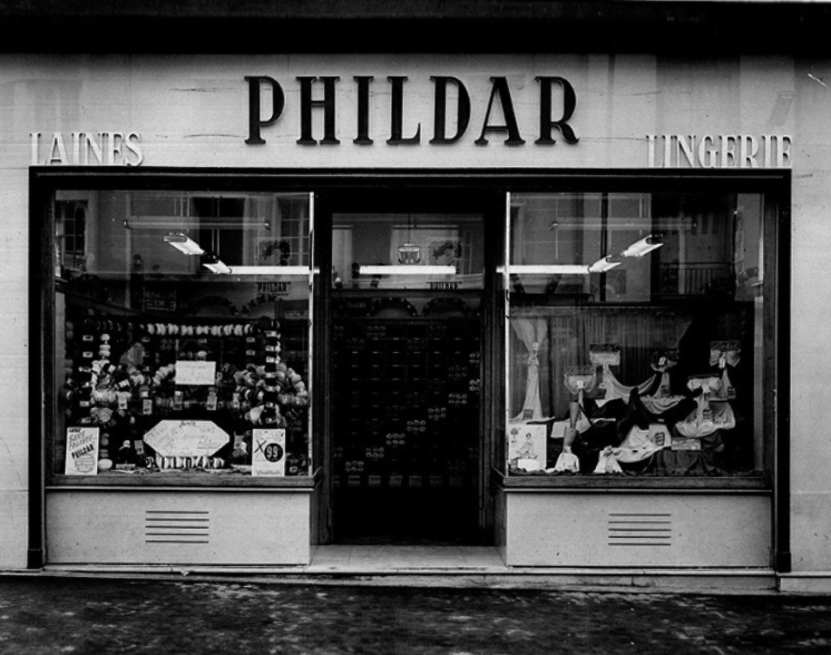 Výloha obchodu značky přízí Phildar.